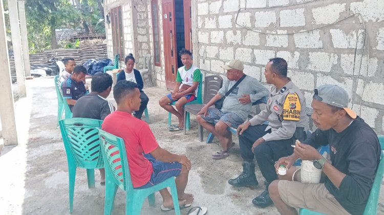 Bhabinkamtibmas Polsek Lobalain Sambangi Warga Binaan di Desa Kolobolon