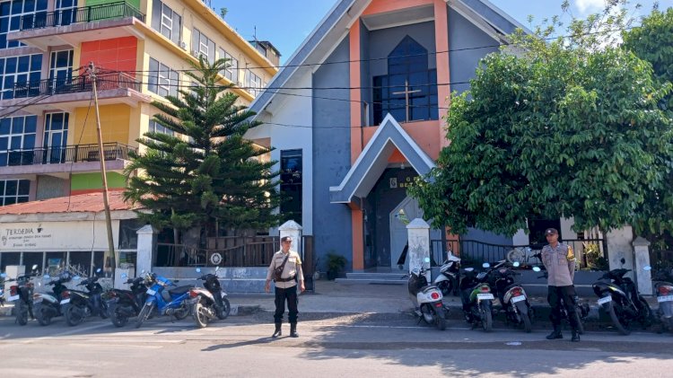 Personel Polsek Lobalain Melaksanakan Pengamanan di Gereja Untuk Pastikan Kenyamanan Ibadah