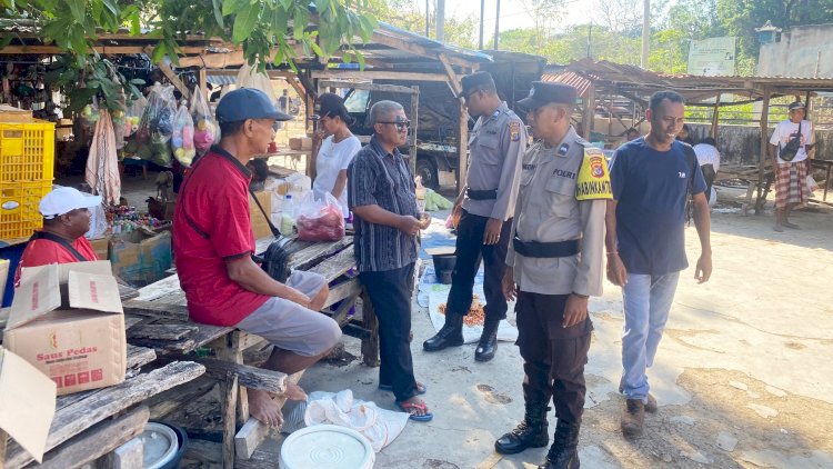 Polsek Rote Tengah Hadir  Berikan Pengamanan Bagi Masyarakat di Pasar Siomeda