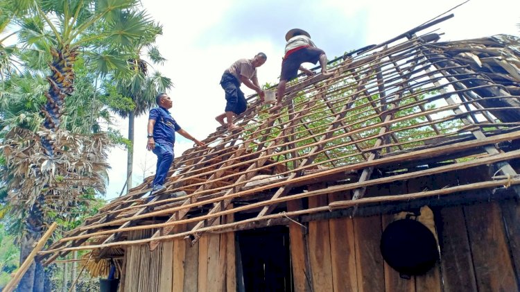 Wujud Polri Untuk Masyarakat, Kapolsek Lobalain dan Personelnya Bantu Renovasi Rumah Warga