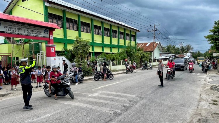 Sat Lantas Polres Rote Ndao Lakukan Pengamanan di Jam Sekolah, Pastikan Kamseltibcarlantas