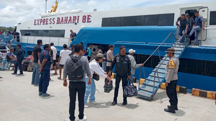Personel Polsek Lobalain Pastikan Keamanan Masyarakat Pada Pelabuhan Baa