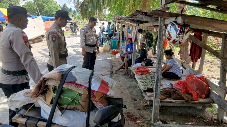 Patroli di Pasar Kuli Aisele, Polsek Lobalain Imbau Pedagang dan Pengunjung Waspada