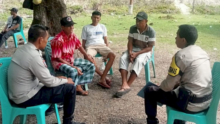 Cegah Penyebaran Berita Hoaks, Bhabinkamtibmas Polsek Rote Tengah Tingkatkan Sambang
