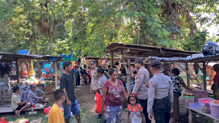 Polsek Rote Barat Daya Lakukan Pengamanan di Pasar Sakubatun, Wujudkan Rasa Aman Bagi Masyarakat