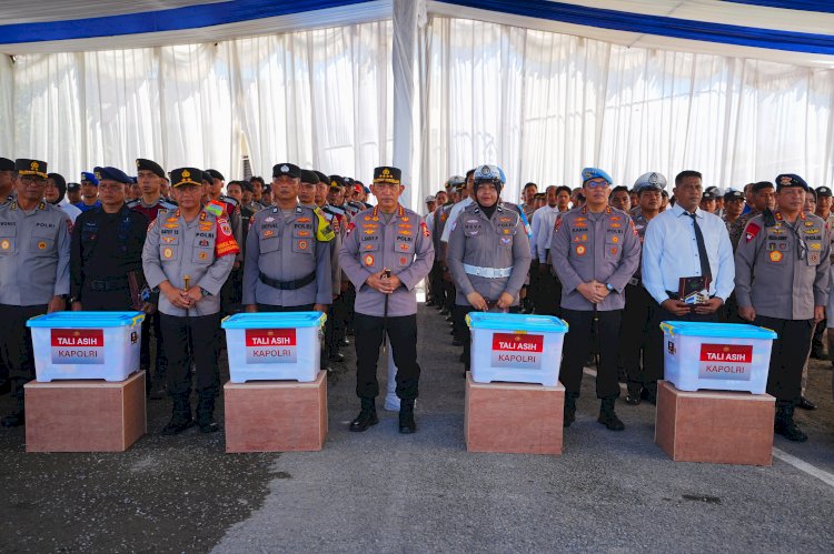 Wujud Empati, Kapolri Beri Bantuan kepada Anggota Polri Korban Bencana di Sumbar