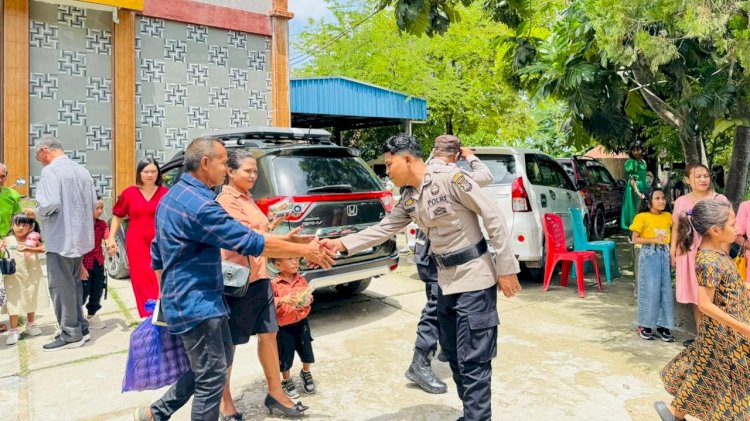 Personel Polres Rote Ndao Melaksanakan Pengamanan Ibadah Natal 2025