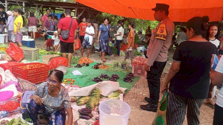 Polsek Rote Barat Daya Gelar Patroli Dialogis di Pasar Oetefu