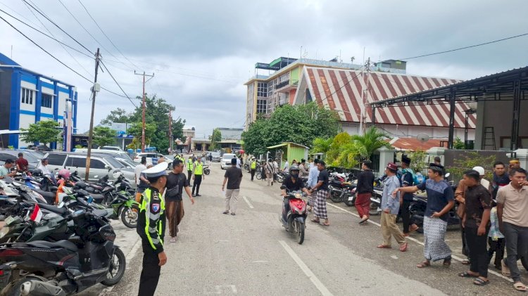 Sat Lantas Polres Rote Ndao Melakukan Pengamanan  Ibadah Shalat Jumat