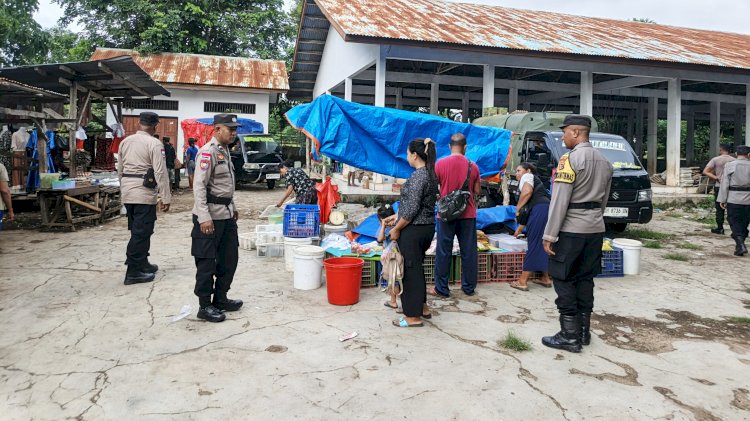 Pastikan Kenyamanan Masyarakat, Personel Polsek Rote Tengah Lakukan Patroli di Pasar Siomeda