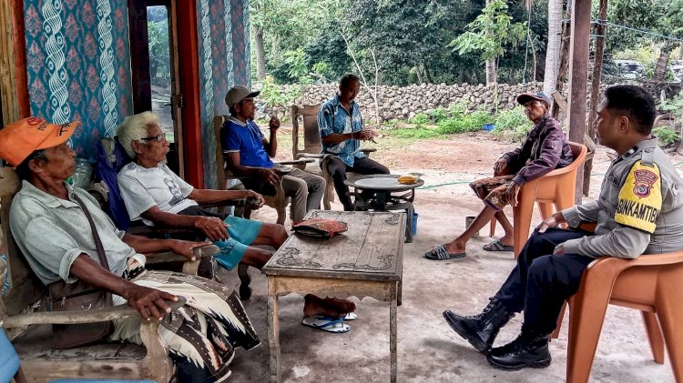 Bhabinkamtibmas Polsek Rote Barat Sambangi Warga Mbueain