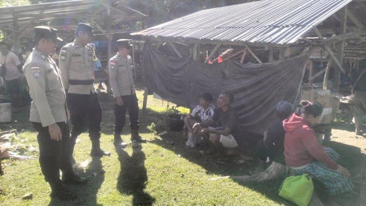 K2YD Polsek Rote Barat Daya di Pasar Batutua, Upaya Jamin Kenyamanan Warga