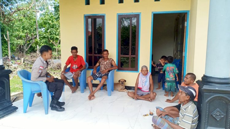 Bhabinkamtibmas Polsek Lobalain Sambangi Warga, Jaga Kemitraan Dalam Menjaga Keamanan Lingkungan