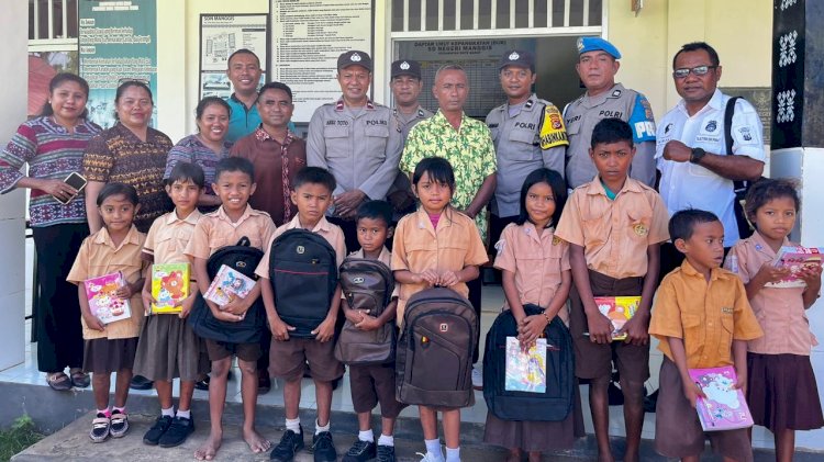 Aksi Sosial Personel Polsek Rote Barat Bagikan Perlengkapan Sekolah Bagi Siswa
