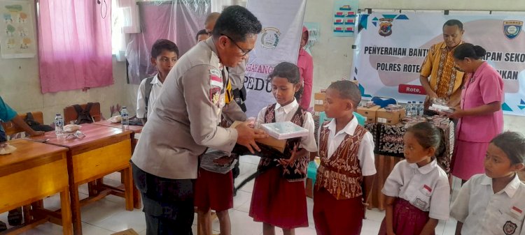 Kapolres Rote Ndao : Bantuan Perlengkapan Sekolah Wujud Polri Peduli Pendidikan