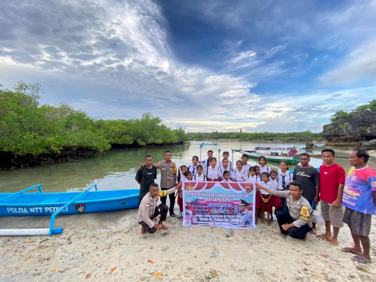 Perahu Harapan dari Kapolda NTT untuk Pelajar Pesisir Rote Ndao