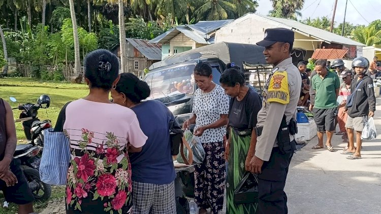 Patroli Dialogis Personel Polsek Rote Barat di Pasar Busalangga
