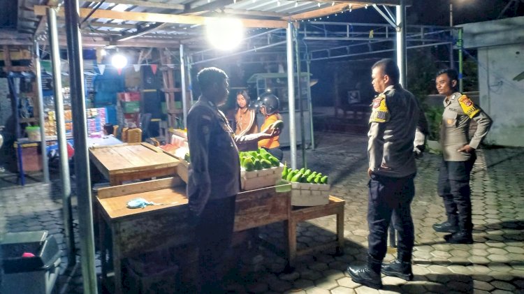 Patroli Ronda Presisi Polsek Lobalain, Pantau Aktifitas Masyarakat di Malam Hari