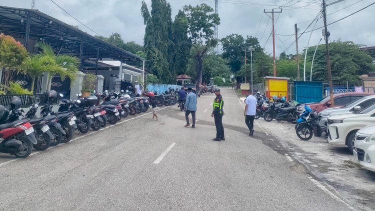 Sat Lantas Polres Rote Ndao  Lakukan Pengaturan Arus Lalu Lintas Saat Sholat Jumat