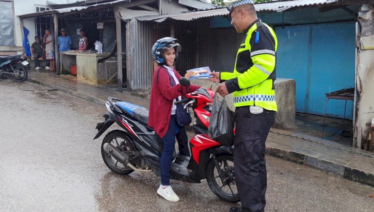 Jelang Akhir Operasi  Keselamatan Turangga 2026, Sat Lantas Polres Rote Ndao Berbagi Brosur dan Cokelat