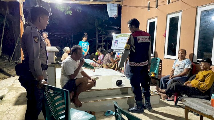 Sapa Warga Saat Patroli Malam, Polsek Rote Selatan Ajak  Jaga Keamanan