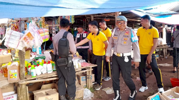 Pastikan Keamanan dan Kenyamanan Masyarakat, Personel Polsek Rote Selatan Lakukan Pengamanan di Pasar Oele