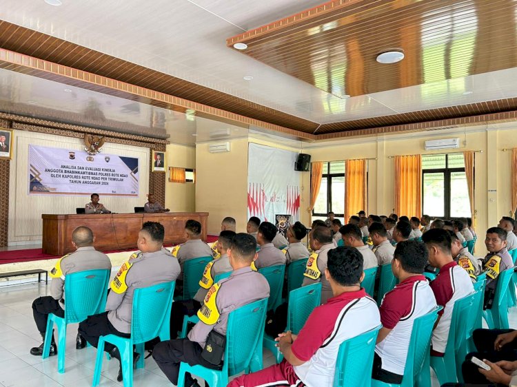 Pimpin Anev Bhabinkamtibmas, Wakapolres Rote Ndao Ajak Bhabinkamtibmas Untuk Terus Menjaga Citra Polri