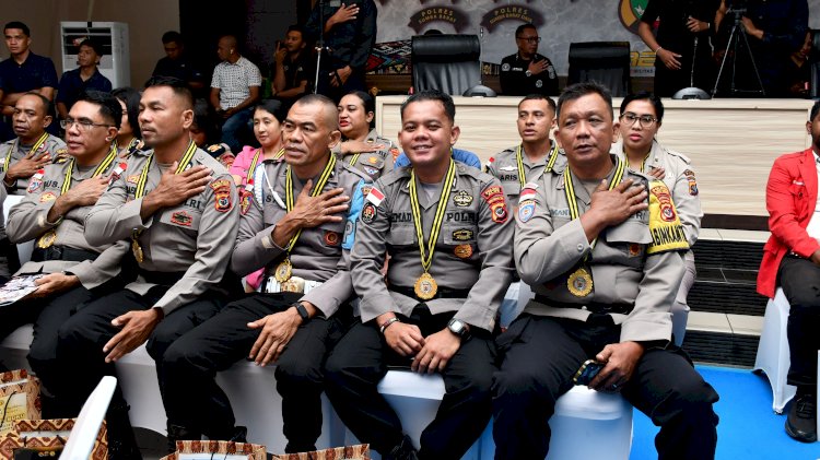 Dua Personel Polres Rote Ndao Memperoleh Penghargaan Dari Kapolda NTT