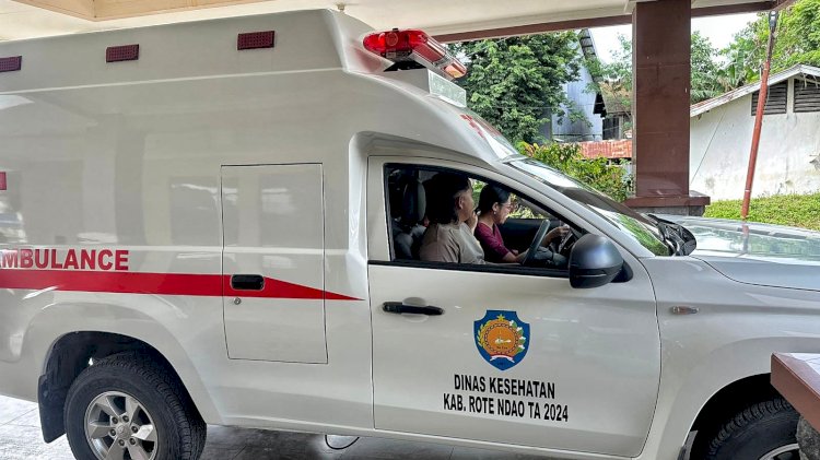 Wujud Polri Untuk Masyarakat Polsek Lobalain Bantu  Bawa Mobil Ambulance Antar Pasien Ibu Hamil
