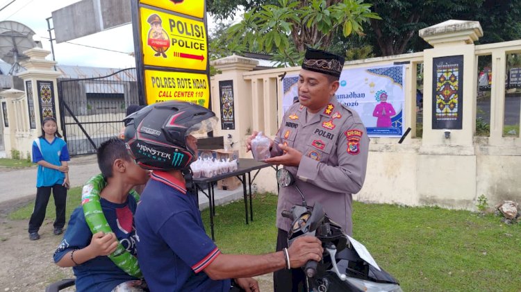 Berbagi Takjil Bersama Kapolres Rote Ndao, Pendekatan Humanis Jaga Toleransi