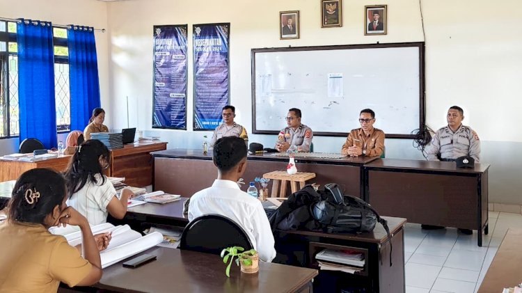 Tatap Muka Dengan Para Guru dan Pelajar, Kapolsek Rote Barat Paparkan Sejumlah Program Wujud Polri Untuk Masyarakat