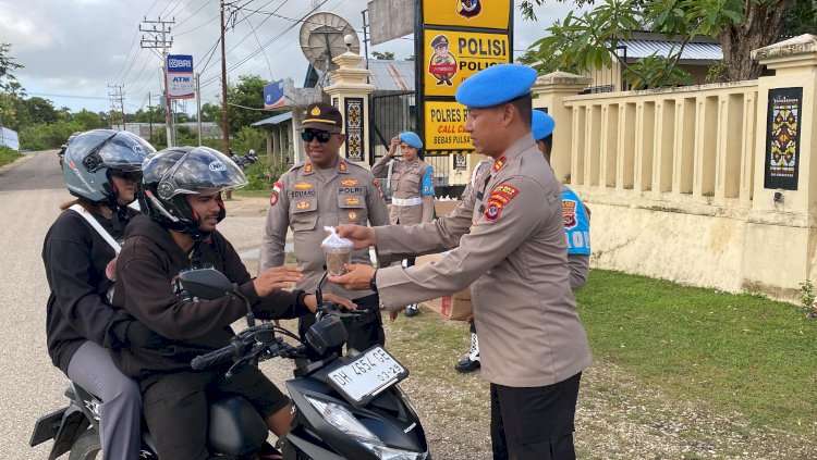 Jelang Buka Puasa, Sie Propam dan Siwas Polres Rote Ndao Bagi Takjil Didepan Mapolres Rote Ndao