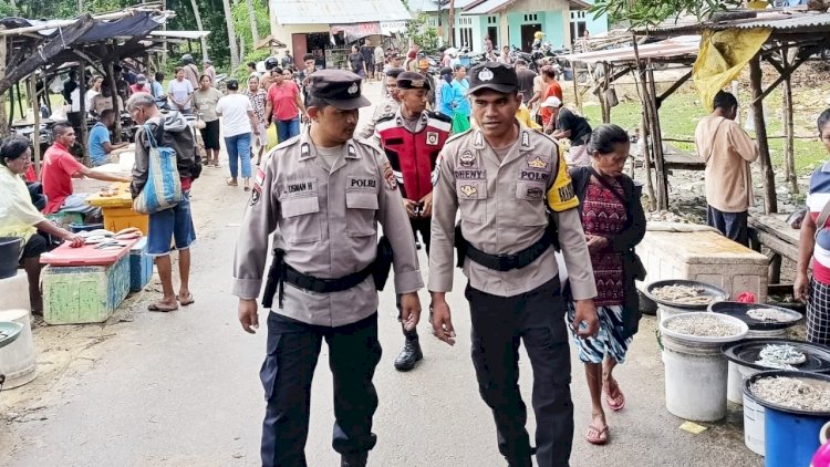 Pastikan  Kenyamanan Masyarakat, Polsek Rote Barat Laut Lakukan Pengamanan di Pasar Busalangga