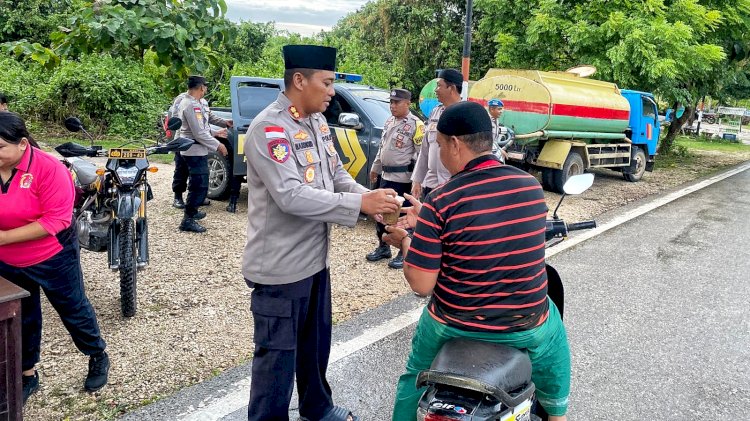 Kapolres Rote Ndao : Safari Ramadhan dan Bagi Takjil Jelang Buka Puasa, Wujud Polri Untuk Masyarakat