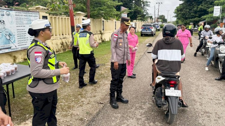 Satuan Lalu Lintas Polres Rote Ndao Bagi Takjil Kepada Pengguna Jalan, Wujud Kepedulian di Bulan Ramadhan 1447 H