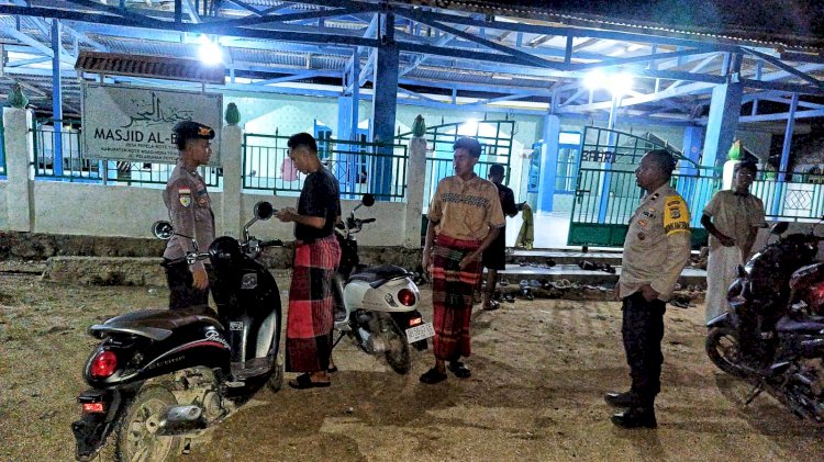 Personel Polsek Rote Timur Lakukan Pengamanan Sholat Tarawih, Jaga Kamtibmas Tetap Kondusif