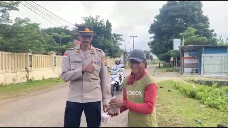 Satuan Tahti Polres Rote Ndao dan Seksi Humas Berbagi Takjil Bagi Masyarakat