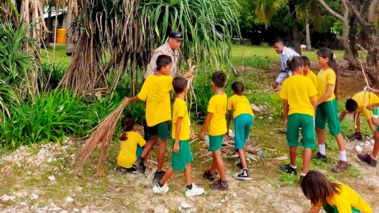 Bhabinkamtibmas Pulau Nuse  dan Siswa Gotong Royong Bersihkan Sampah di Pantai Nuse