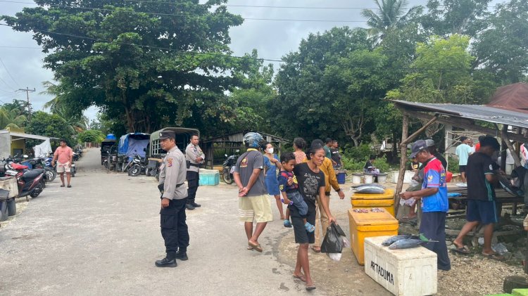Pengamanan di Pasar Busalangga, Polsek Rote Barat Laut Pastikan  Kenyamanan Masyarakat Saat Beraktifitas