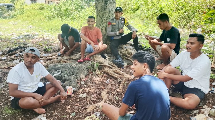 Patroli Dialogis Bhabinkamtibmas Polsek Pantaibaru di Desa Ofalangga