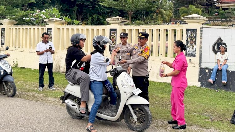 Indahnya Berbagi di Bulan Ramadhan, Polsek Lobalain dan Bhayangkari Bagikan Takjil Gratis Bagi Masyarakat