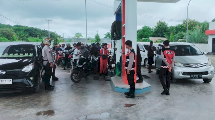 Polsek Rote Barat Barat Laut Lakukan Monitoring Distribusi BBM Bagi Masyarakat