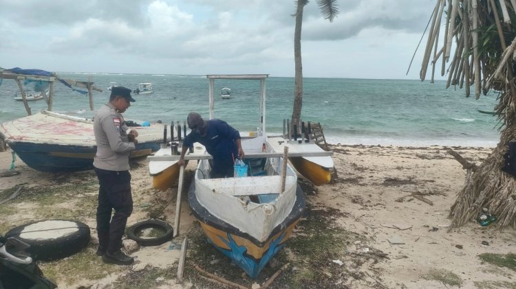 Patroli di Pantai Nemberala, Polsek Rote Barat Himbau Warga Jangan Melaut Saat Cuaca Ekstrim