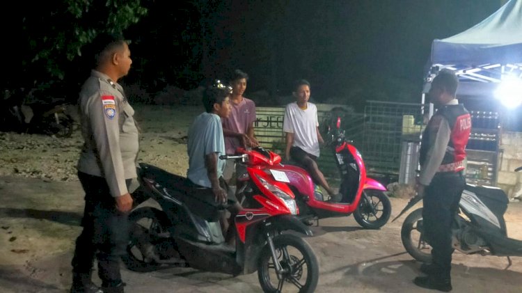 Melalui Patroli Malam, Polsek Rote Barat Wujudkan Rasa Aman Bagi Masyarakat