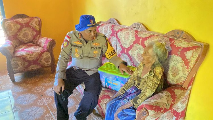 Bansos Kapolda NTT Bagi Warga Airani Diserahkan Langsung Kapolres Rote Ndao