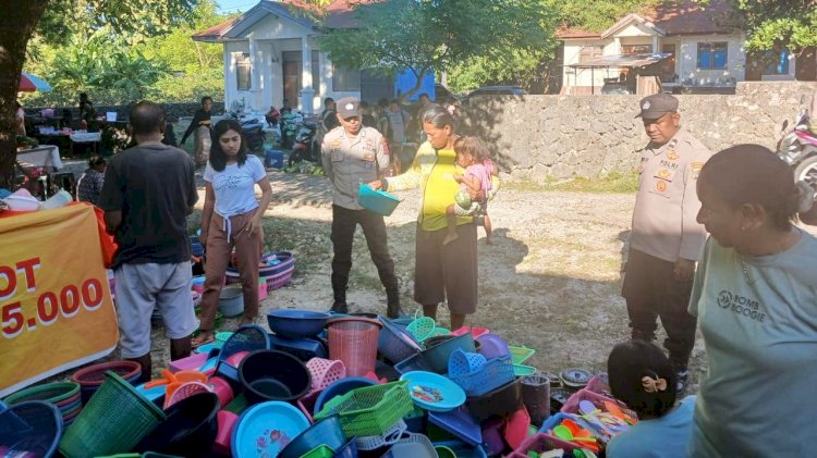 Pengamanan di Pasar Sakubatun Oleh Personel Polsek Rote Barat Daya Wujudkan Rasa Aman Bagi Masyarakat