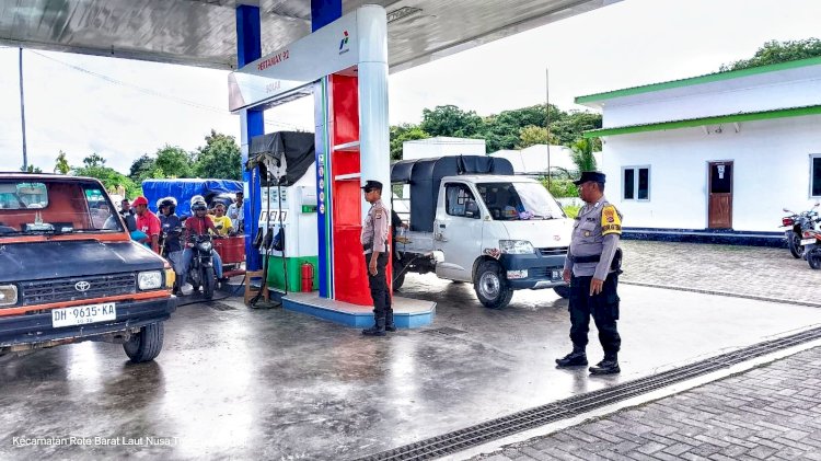 Polsek Rote Barat Laut Tingkatkan Pengamanan di SPBU Longgo, Jamin Keamanan Masyarakat.