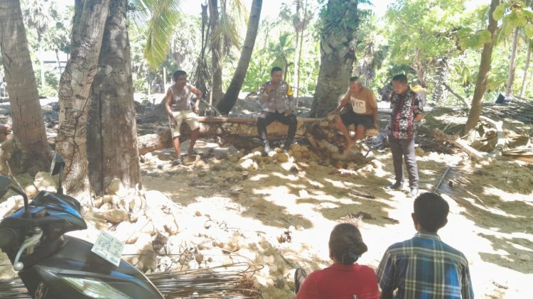Melalui Kegiatan Sambang, Bhabinkamtibmas Polsek Rote Selatan Ajak Warga Jaga Kamtibmas