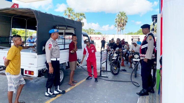 Personel Polsek Rote  Barat Tingkatkan Pengawasan Distribusi BBM Pada SPBU Sedeoen