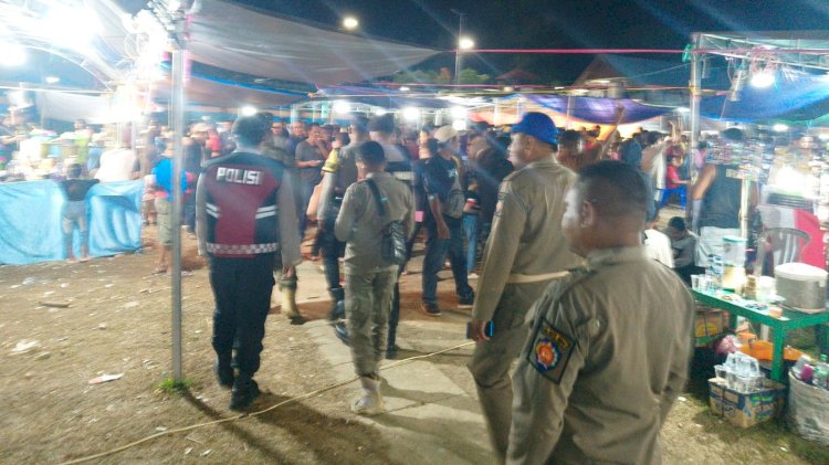 Petugas Hentikan  Permainan  Ketangkasan di Pameran EXPO UMKM Rote Ndao
